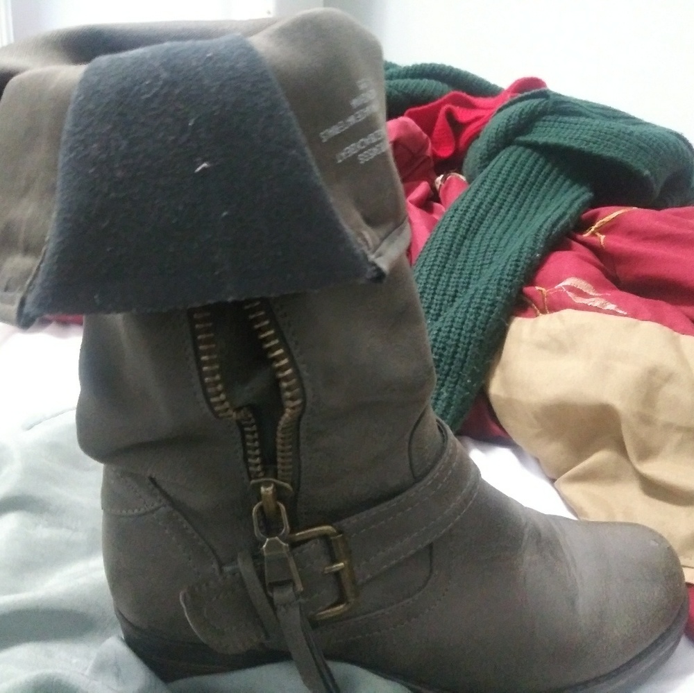 Boots - Picture 2 of 4